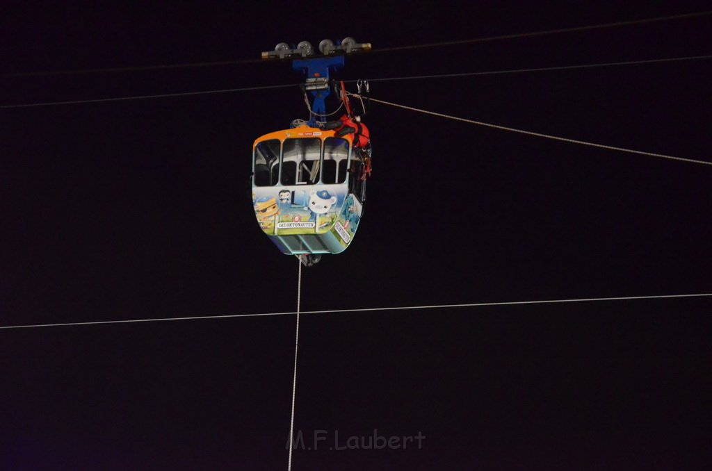 Einsatz BF Hoehenretter Koelner Seilbahn Hoehe Zoobruecke P2539.JPG